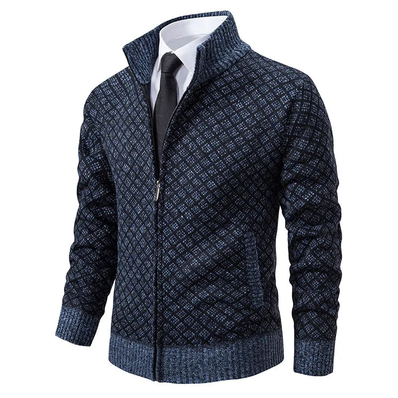 Elegant og moderne cardigan Lucas til mænd i lys grå med klassisk mønster og lynlåslukning. Cardiganen har en høj krave og ribkanter ved håndled og talje, som skaber et sofistikeret og tidløst look, der passer til både hverdagsbrug og formelle anledninger. Ideel for den stilbevidste mand, der ønsker komfort og elegance i én.